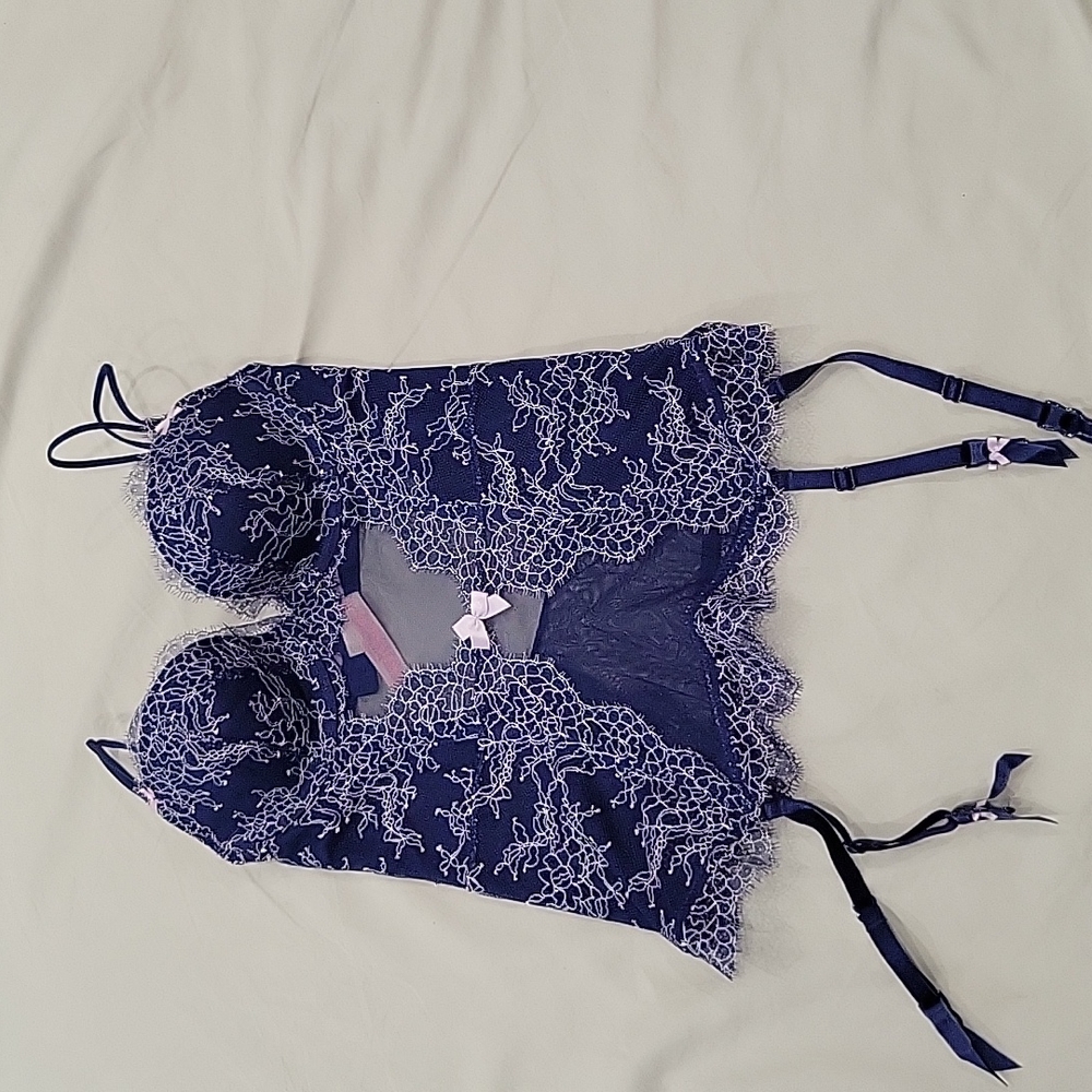 LIKE NEW VS TEDDY W REMOVABLE GARTERS